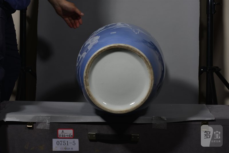 近现代 景德镇陶研所天青釉堆白梅竹图大瓶 - 图5